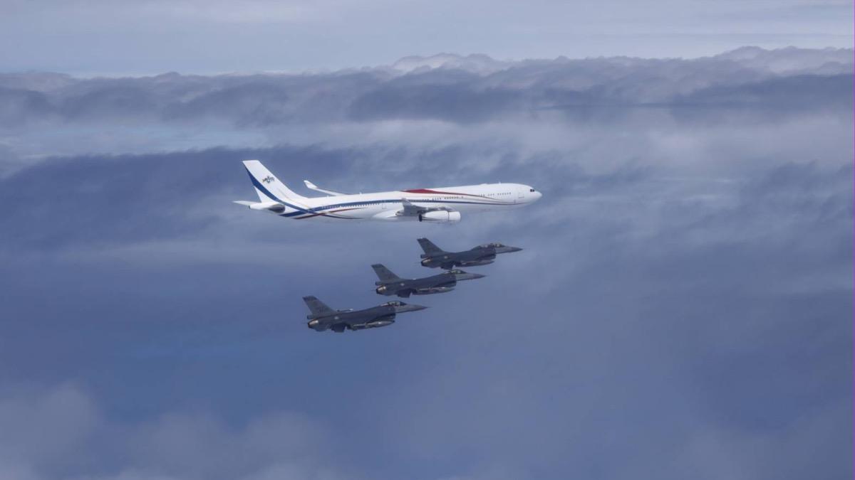 賴清德搭乘史王專機回國,空軍派出F-16伴飛。(圖/軍聞社提供)