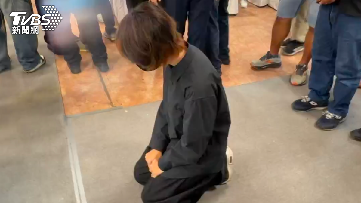 快訊／女大生下跪了！女警家屬心軟放行　父母伴一旁拈香致意