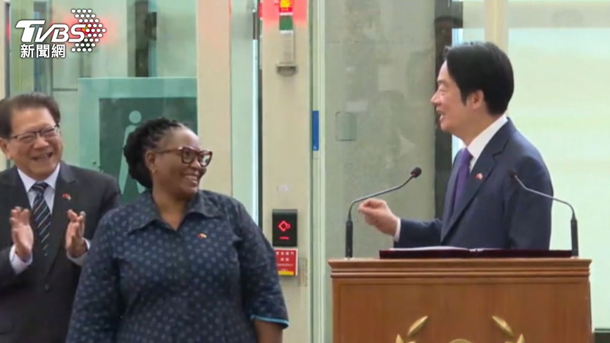 總統賴清德感謝史國副總理札杜莉,稱讚她是溫馨接送情最佳女主角。(圖/TVBS)