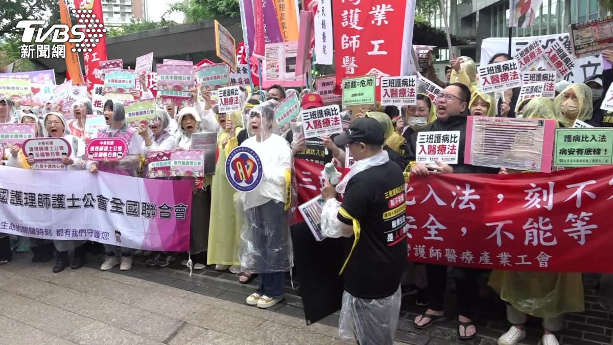 護理界不滿三班護病比遲遲未入法,5日到衛福部前抗議。(圖/TVBS)