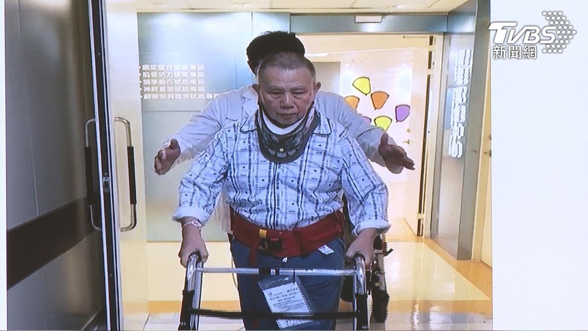 登山踩空脊髓病變!科技男拚5月重生。(圖/TVBS)