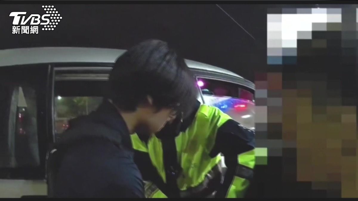 說再多對不起也沒用!車上6人「4人竟是失聯移工」狂奔跪地求饒。(圖/TVBS)