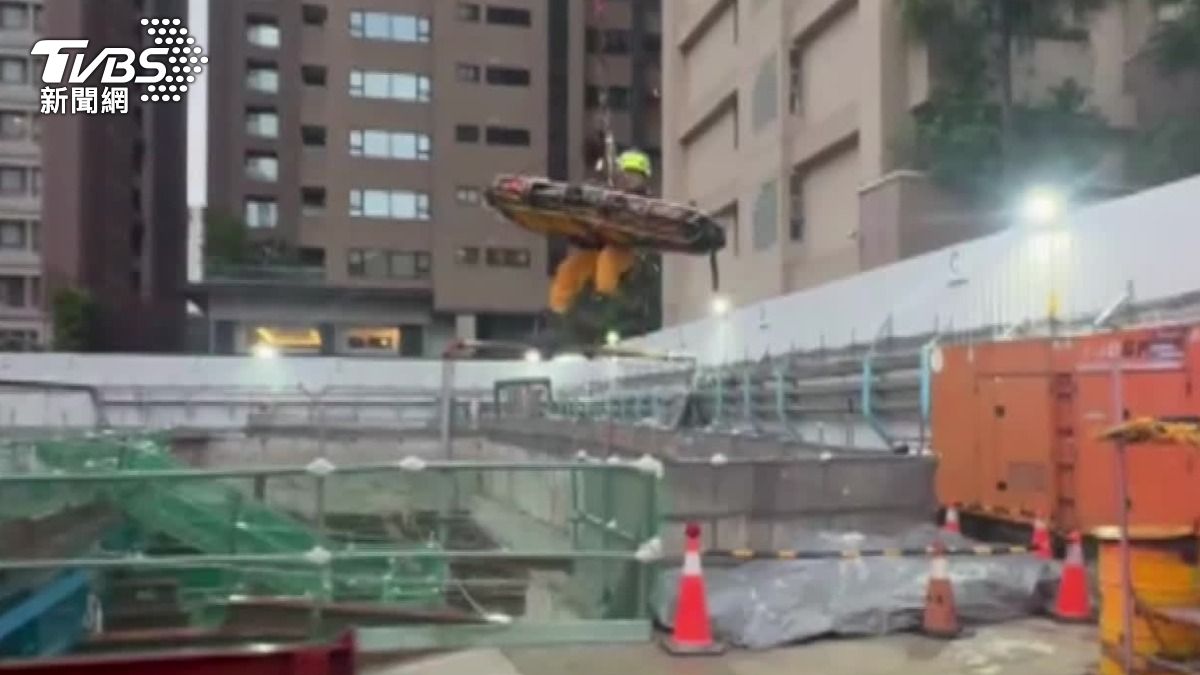 工人獲救,緊急送醫後無生命危險。(圖/TVBS)