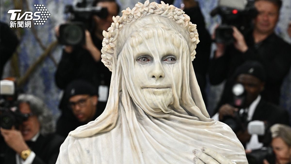 Met Gala/萬聖節女王駕到!海蒂克隆這次變「大理石雕像」 超狂造型又贏了