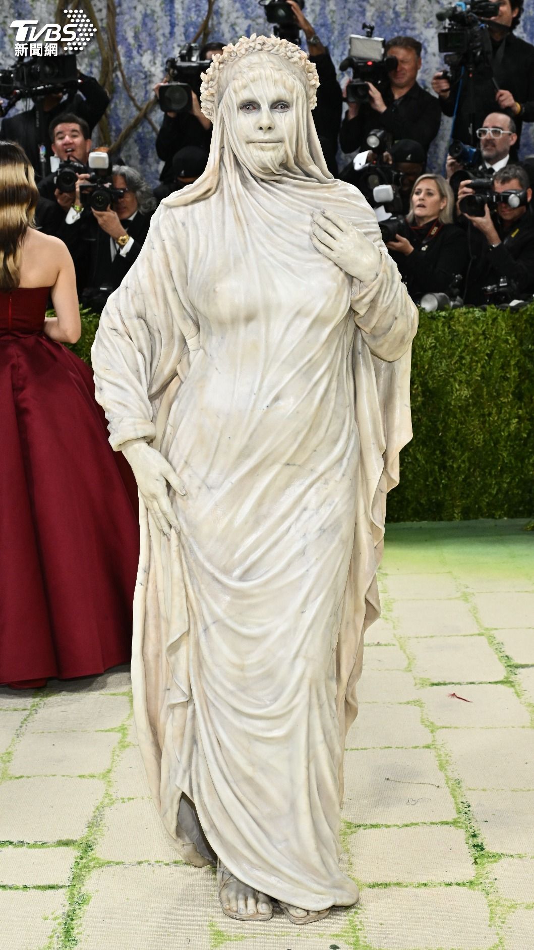 萬聖節造型總是突破極限的超模海蒂克隆（Heidi Klum），在本次Met Gala以披掛布料的雕像造型現身。（圖／達志影像美聯社）