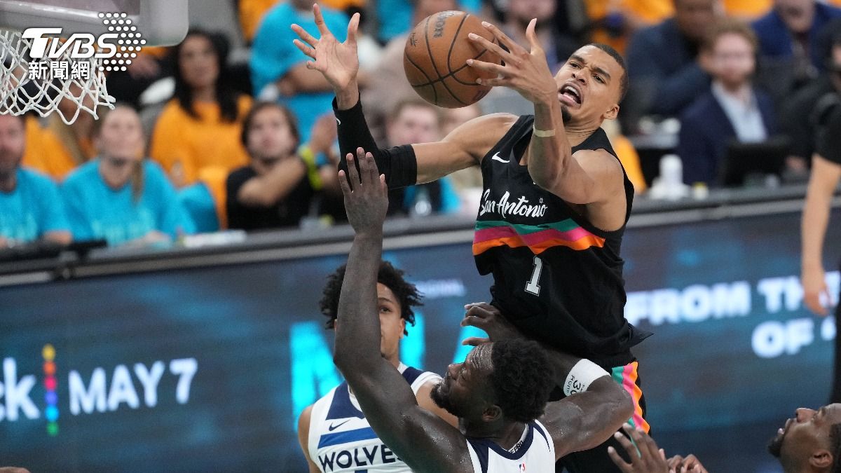 文班亞馬以12阻攻締NBA季後賽新猷，但馬刺終場以2分差不敵灰狼。（圖／達志影像美聯社）