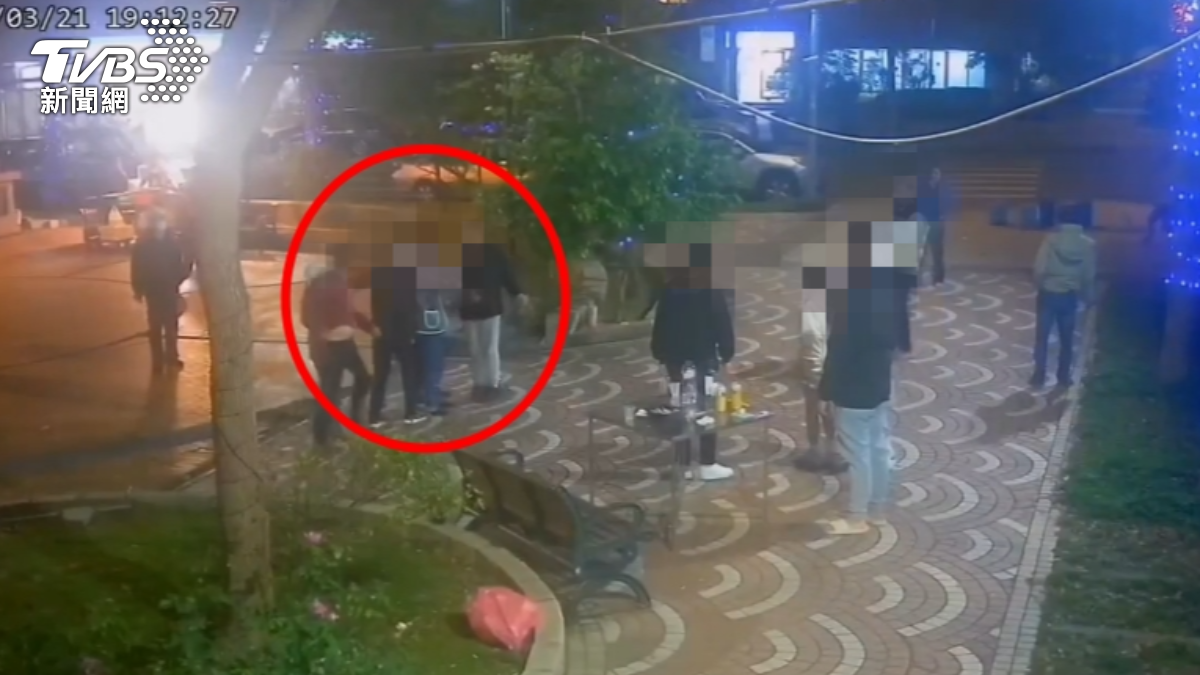 當時一名高中生被喝酒醉的人群包圍,還被拎住衣領。(圖/TVBS)