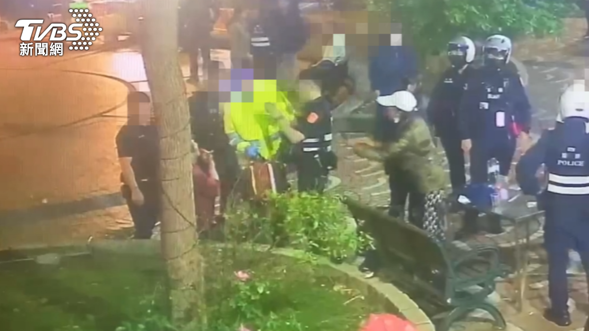 警方到場阻止雙方衝突。(圖/TVBS)