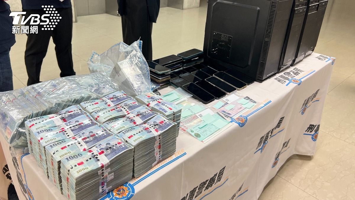 警方查扣現金、手機、電腦主機等相關證物。(圖/TVBS)