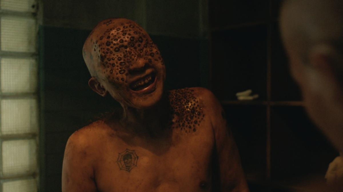 《鬼入獄》預告畫面簡直要嚇死網友,臉上充滿孔洞畫面超驚悚。(圖/金盞花大影業提供)