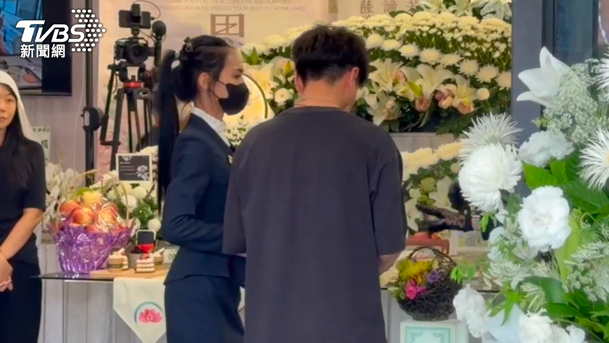 女警未婚夫不捨道別。(圖/TVBS)