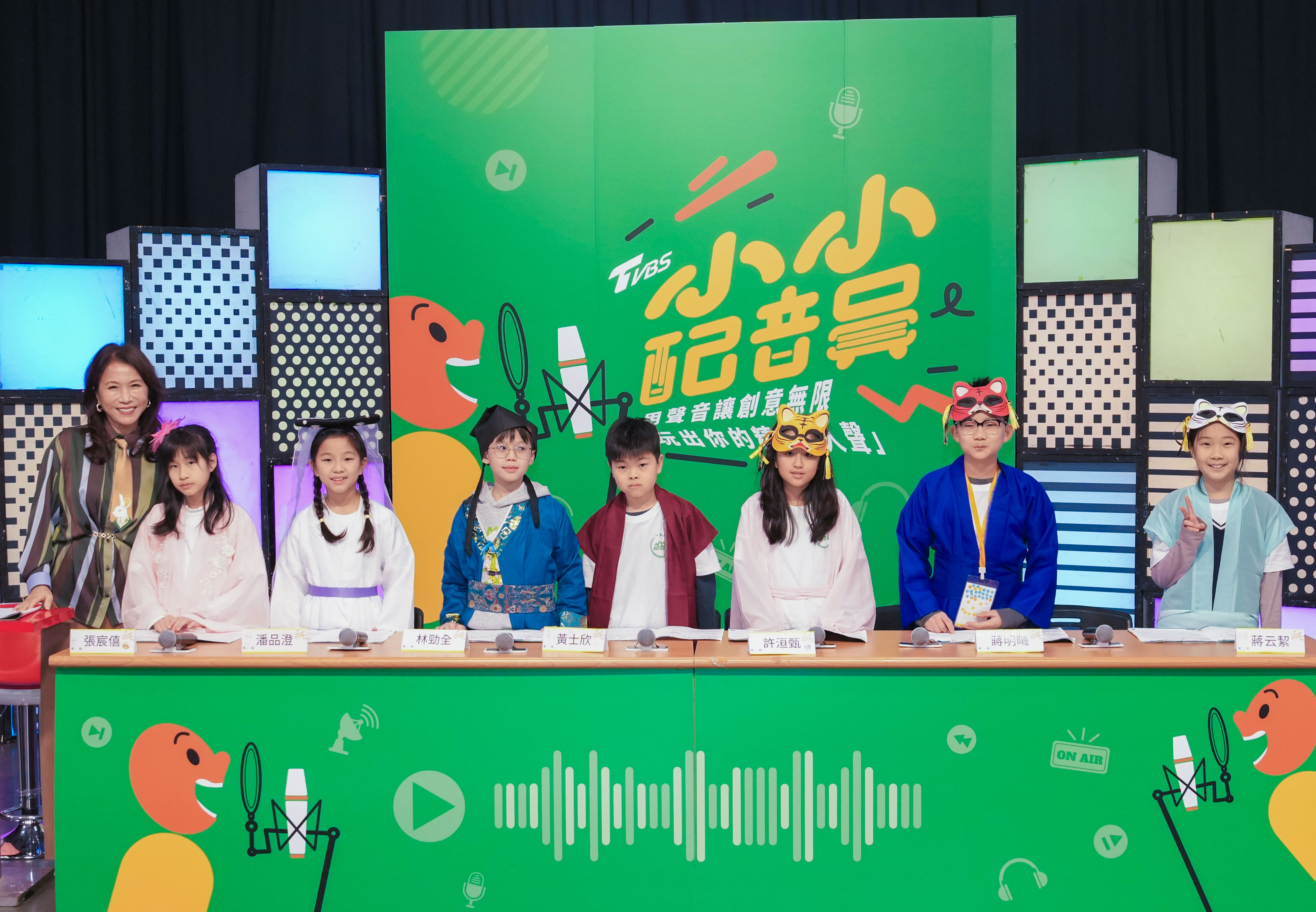 ▲學員與「花媽」王瑞芹老師(左一)有聲劇成果發表會合影。 照片／TVBS提供