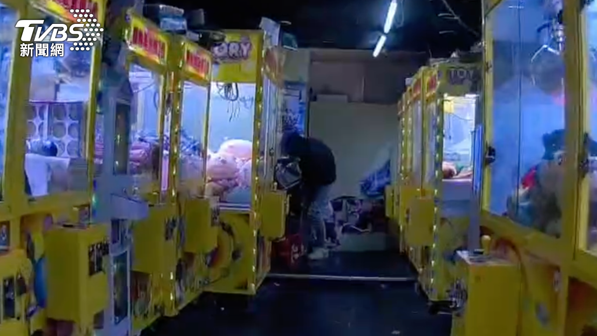 士林娃娃機大盜落網!持鐵剪犯案中遭巡邏警當場逮補