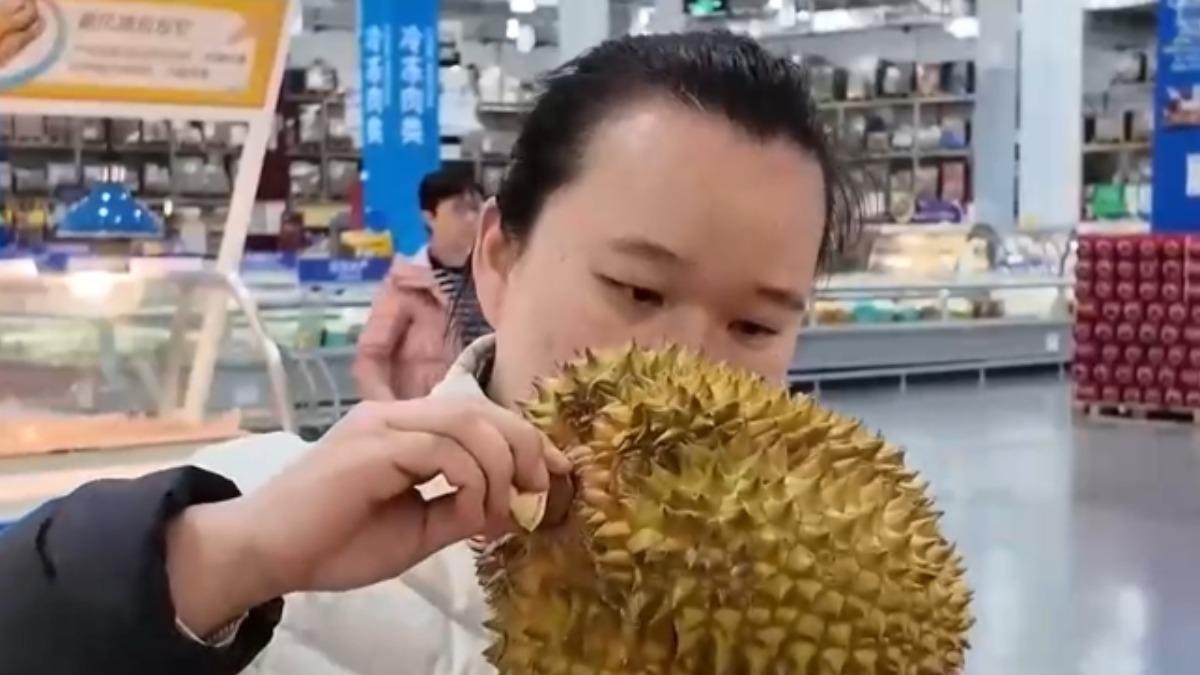 一名福建女子，吃兩塊榴槤後接著喝白酒，結果全身蕁麻疹、呼吸衰竭險些喪命。（圖／大陸央視）