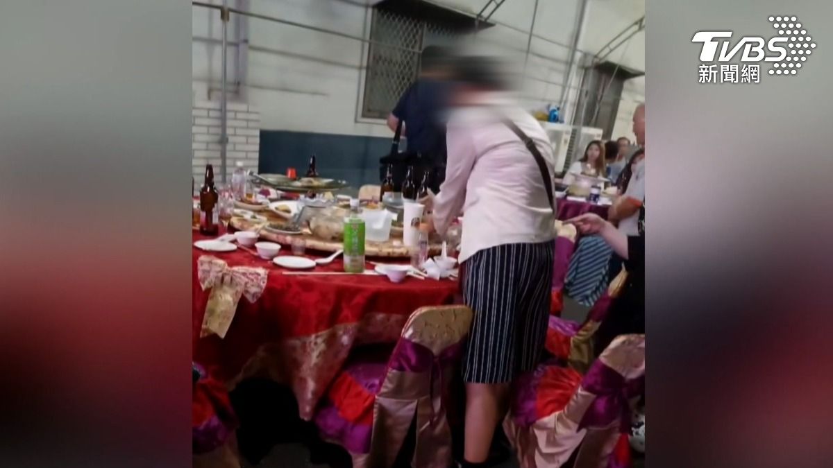 台南安南區一間宮廟舉辦平安宴，席開158桌場面相當熱鬧，卻有婦人潛入當「宴會蟑螂」，菜才剛上就被打包（圖／翻攝Threads＠liujinwen53）