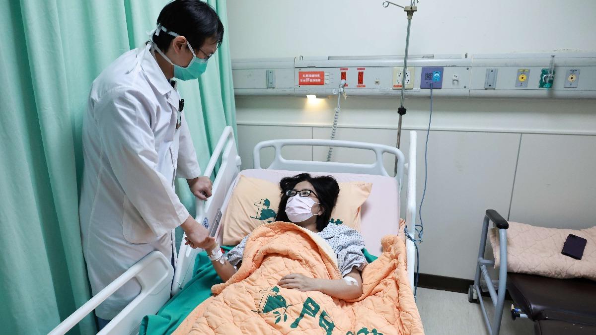 一名女子長期洗腎,有次高燒不退引發「感染性心內膜炎」。(圖/門諾醫院提供)