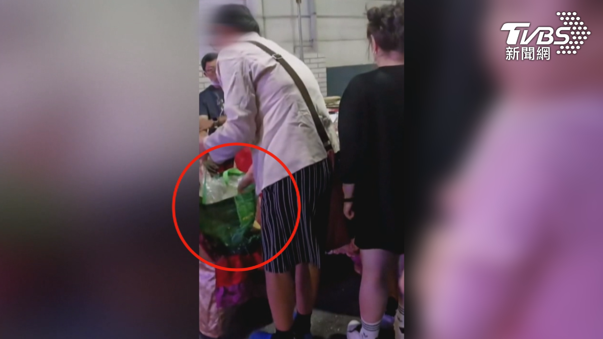 平安宴辦在廟埕前的三條巷弄，活動現場相當熱鬧，人多確實不好兼顧，卻有婦人潛入蹭吃蹭喝，整桌包光光，連飲料、衛生紙都拿（圖／翻攝Threads＠liujinwen53）