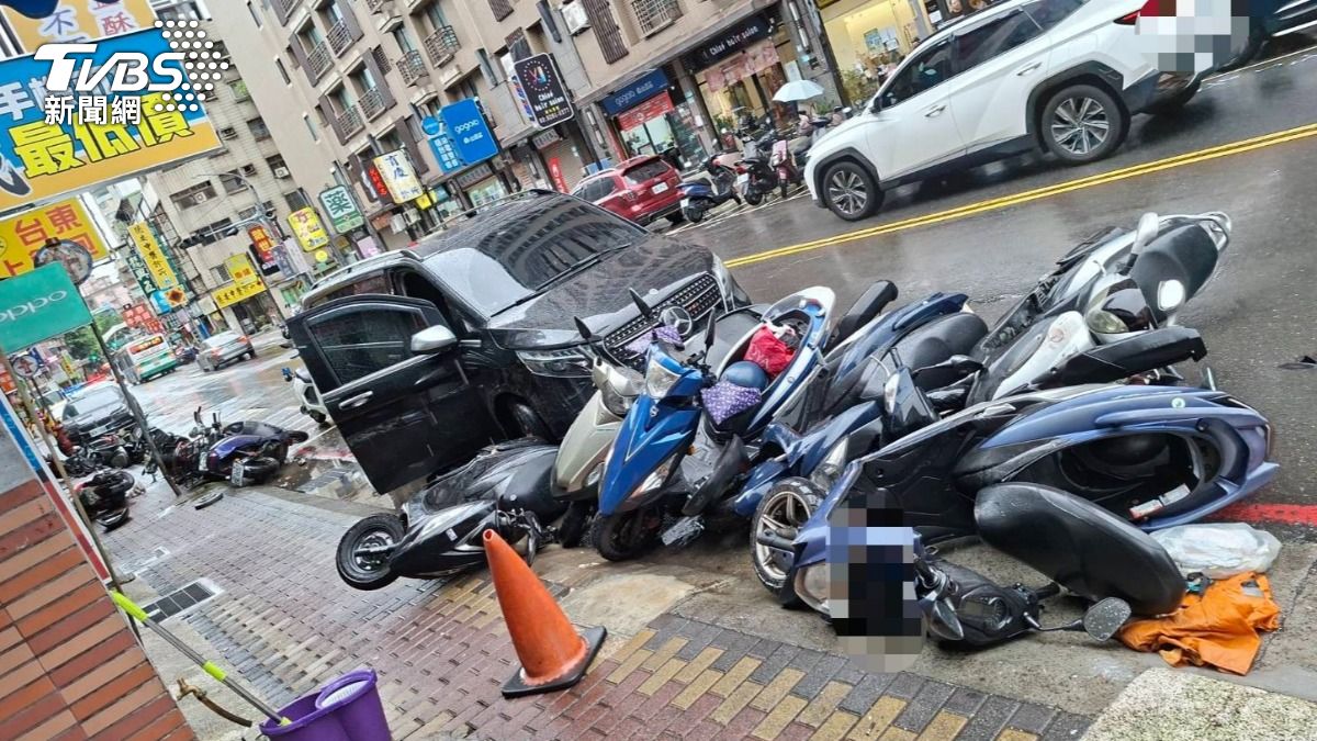 男子毒駕連環撞，接連撞倒多輛機車，所幸未釀成傷亡。（圖／TVBS）