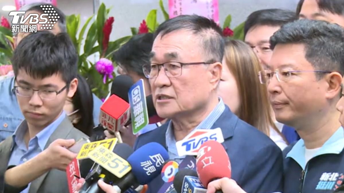 李四川澄清鐵皮屋並非自身持份土地,並強調若屬違建該拆就拆。(圖/TVBS)
