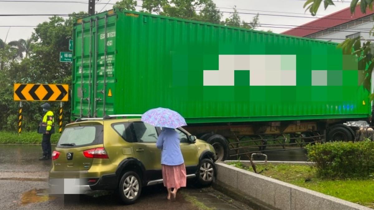 自小客車超車未成,反撞上貨櫃車後輪。(圖/TVBS)