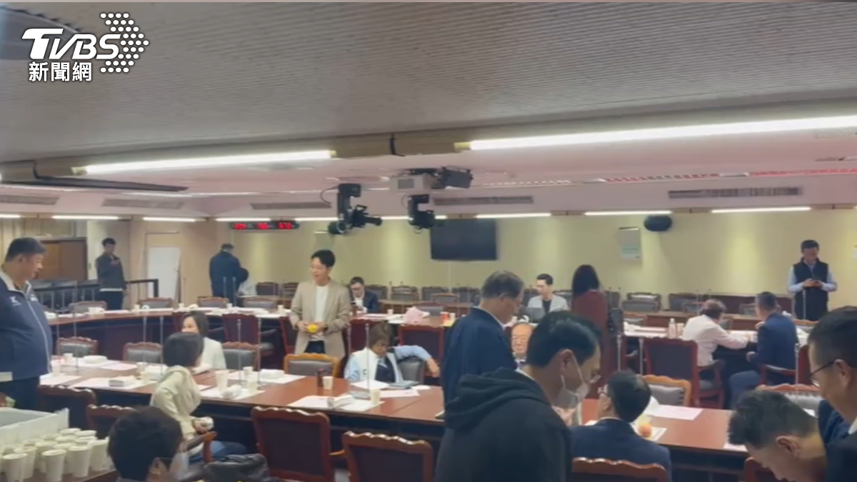 國民黨團為軍購案版本爭論不休,立委陳雪生喊退黨。(圖/TVBS)