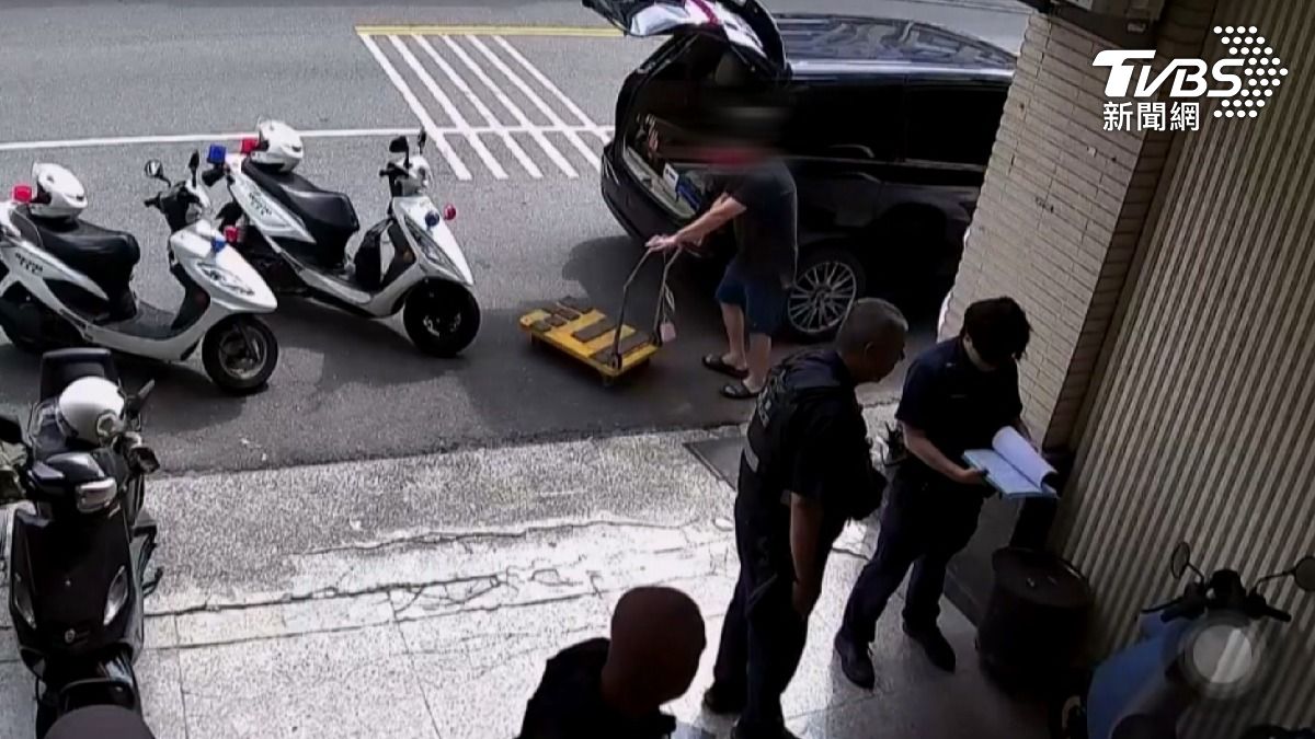民眾曾報警,等警察離開後,就被對方嗆聲「要就玩大一點」,周邊住戶跟店家都很害怕(圖/TVBS)