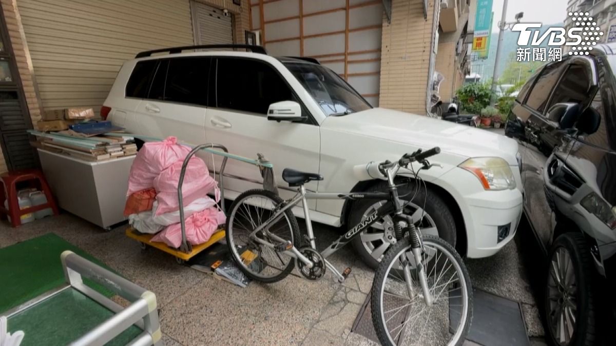 門口兩部車讓行人根本無法通行,甚至遭指控的男子還會要求路人繞道而行,只是飆罵三字經,以及疑似意圖擋車不讓進出(圖/TVBS)