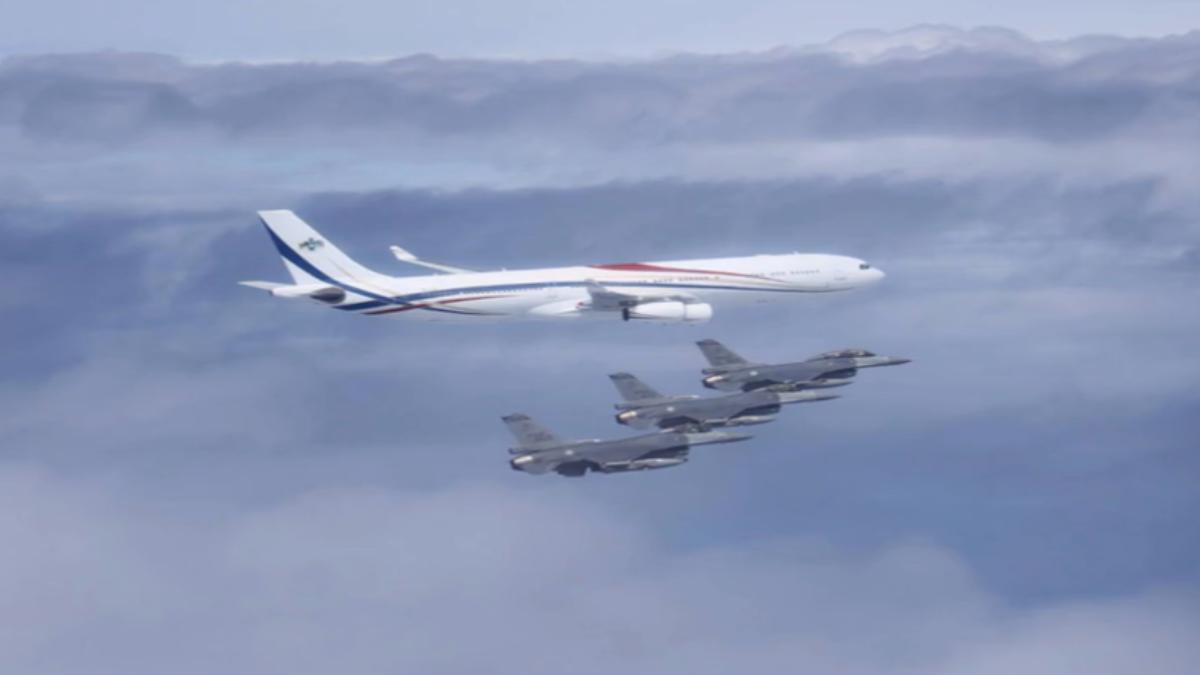 賴總統結束出訪行程平安返台,空軍派出F-16V升空伴飛。(圖/軍聞社)