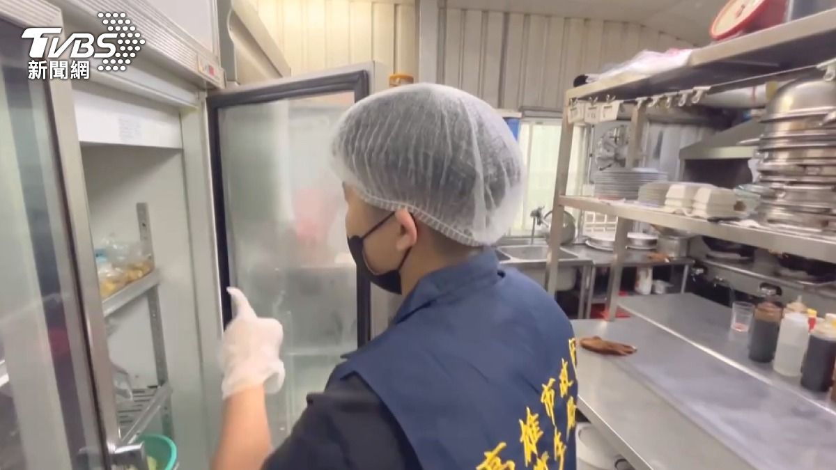 傳出集體食物中毒，衛生局稽查並勒令停業2天，全面清消。（圖／TVBS）
