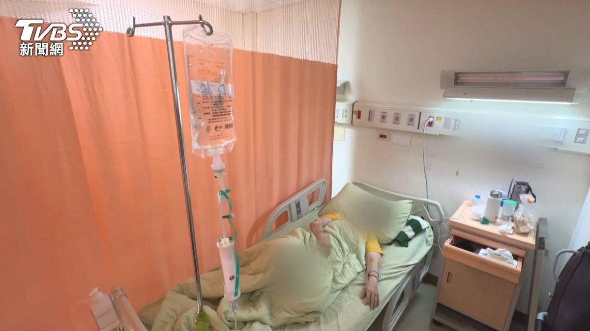 家族30人到桶仔雞老店用餐，其中一人卻吃到住院、吊點滴，至今還在腹瀉。（圖／TVBS）