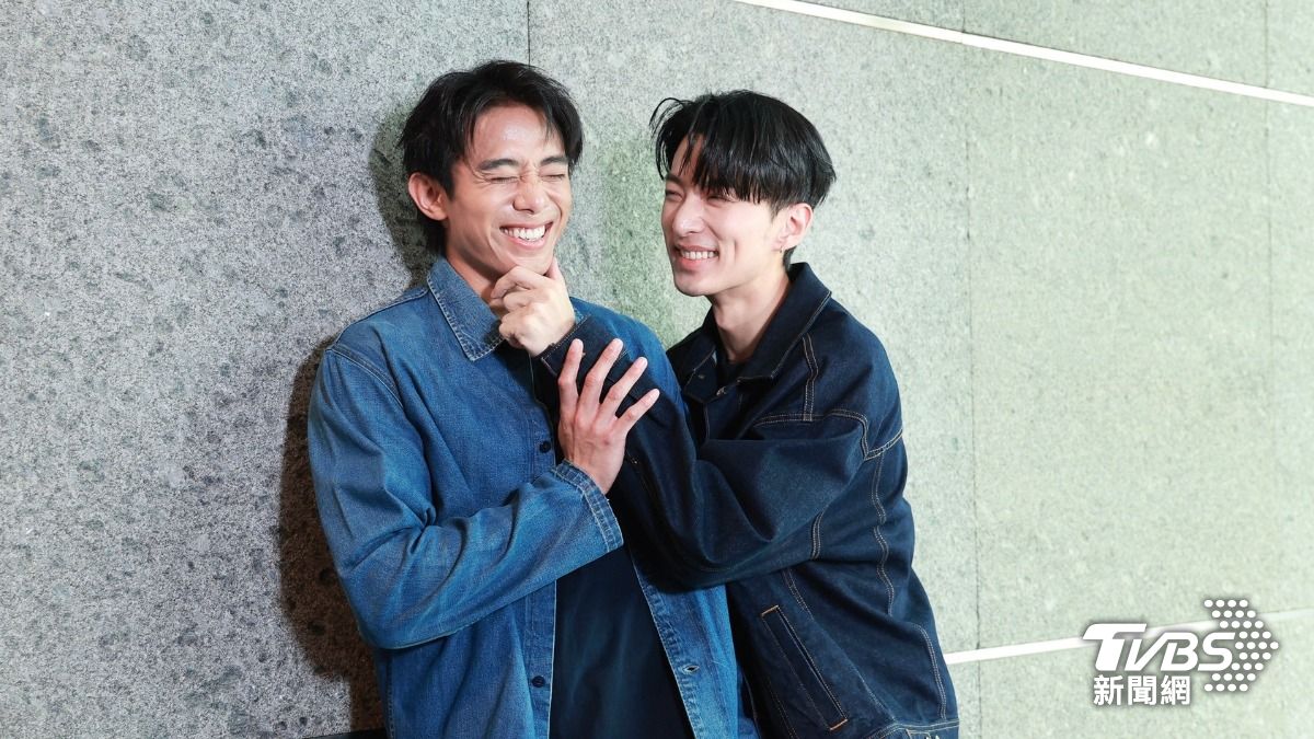 初孟軒(左)、鍾岳軒6年前因演出電影認識,深厚情誼維持至今。(圖/黃城碩攝)