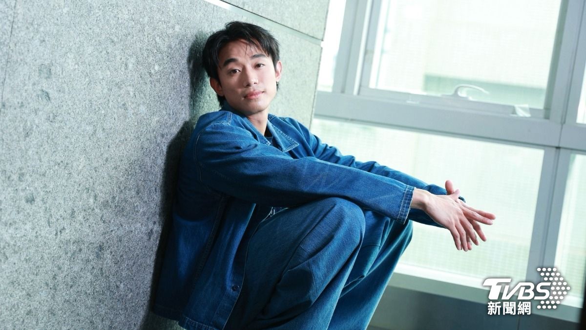 初孟軒坦言,自己跟劇中角色一樣也有個「微笑假面」,原因是從小教育要很有禮貌。(圖/黃城碩攝)