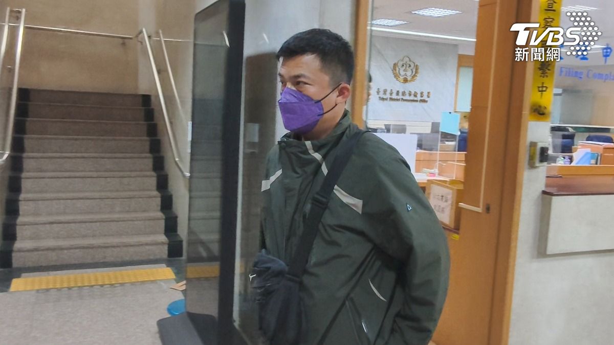 內湖分局行政組警員孔致詔涉圖利罪,50萬元交保。(圖/陳冠宇攝)