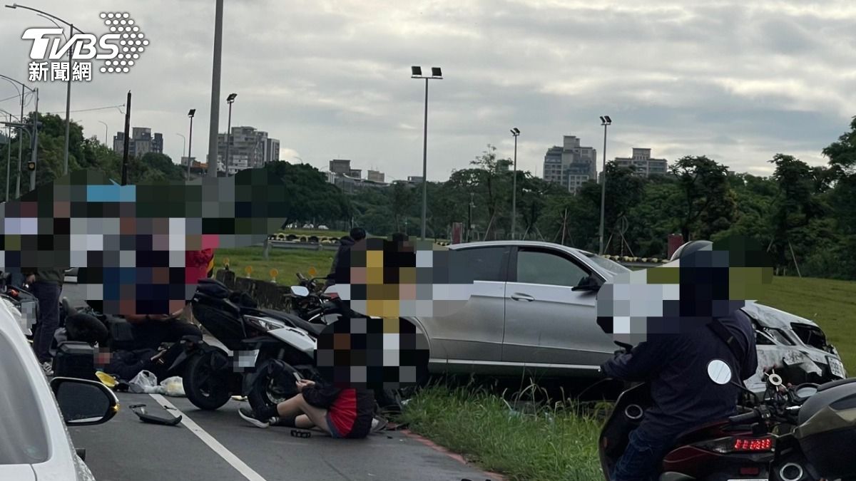 賓士車失控衝撞對向。(圖/TVBS)