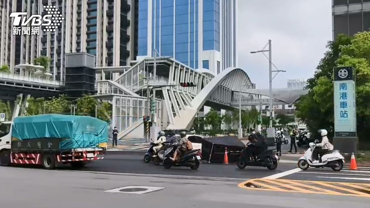 事故地點在南港車站外。（圖／TVBS）