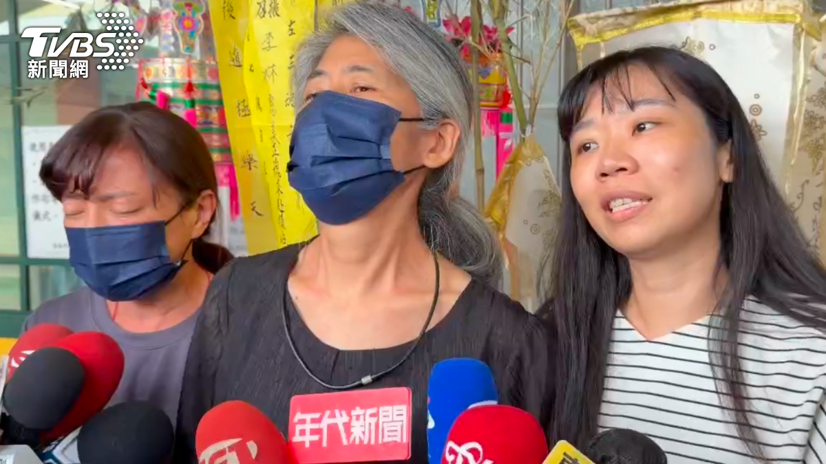 女警母親（中）目睹愛女遺體淚崩，直呼「那不是我女兒」。（資料照／TVBS）