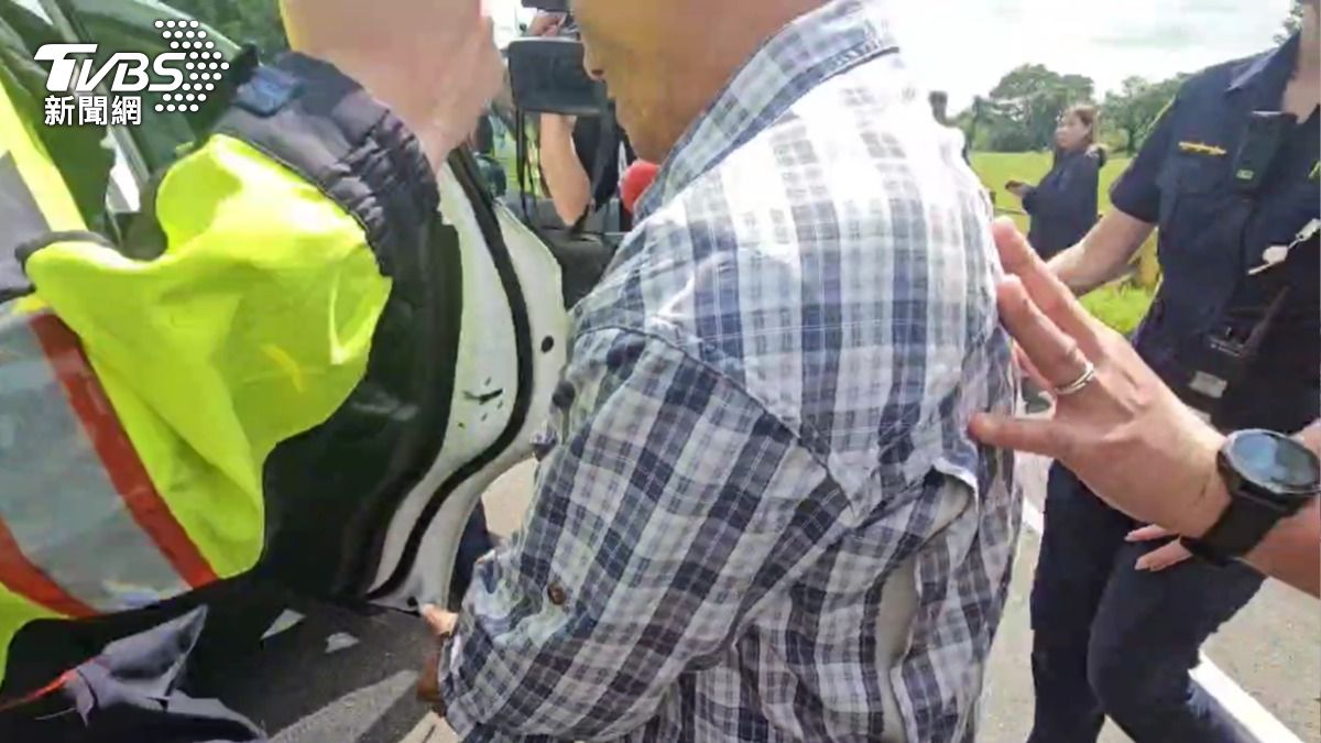 賓士男車內搜出毒品,疑毒駕上路遭警方銬回。(圖/施協源攝)