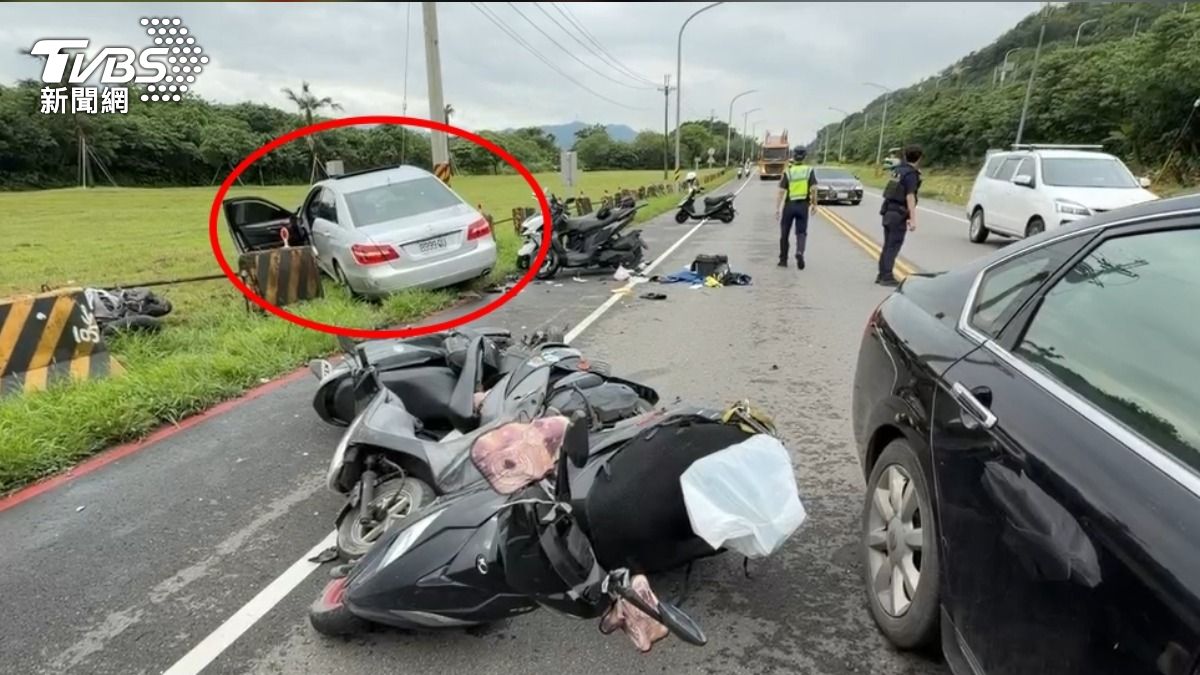 賓士失控衝到對向連撞8車。(圖/施協源攝)