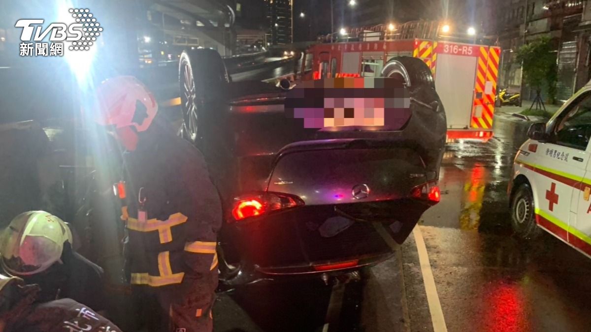 駕駛一度受困車內,消防人員將其救出送醫。(圖/TVBS)