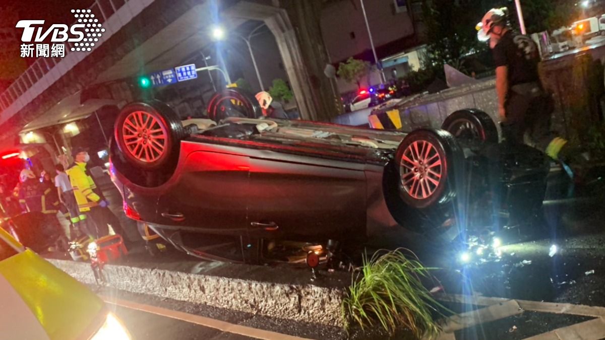 轎車四輪朝天。(圖/TVBS)