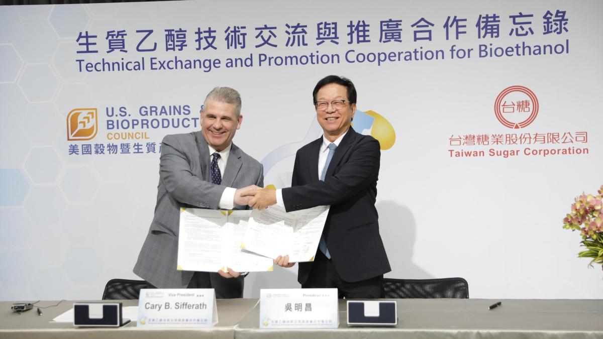 台糖5日與美國穀物暨生質產品協會（USGBC）簽署生質乙醇合作備忘錄。（圖／台糖提供）