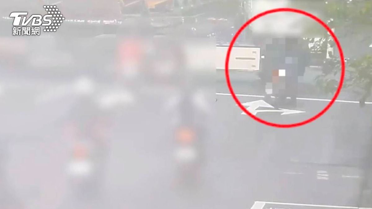 聯結車迴轉時騎士疑似反應不及撞擊後身亡。（圖／TVBS）