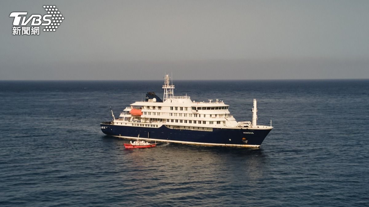 荷蘭探險郵輪「宏迪斯號」停泊在維德角外海大西洋海域。(圖/達志影像美聯社)
