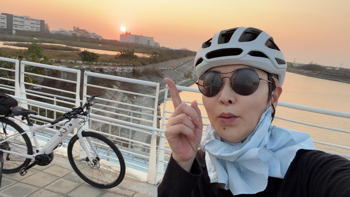 張秀卿騎單車訓練。(圖/豪記唱片提供)