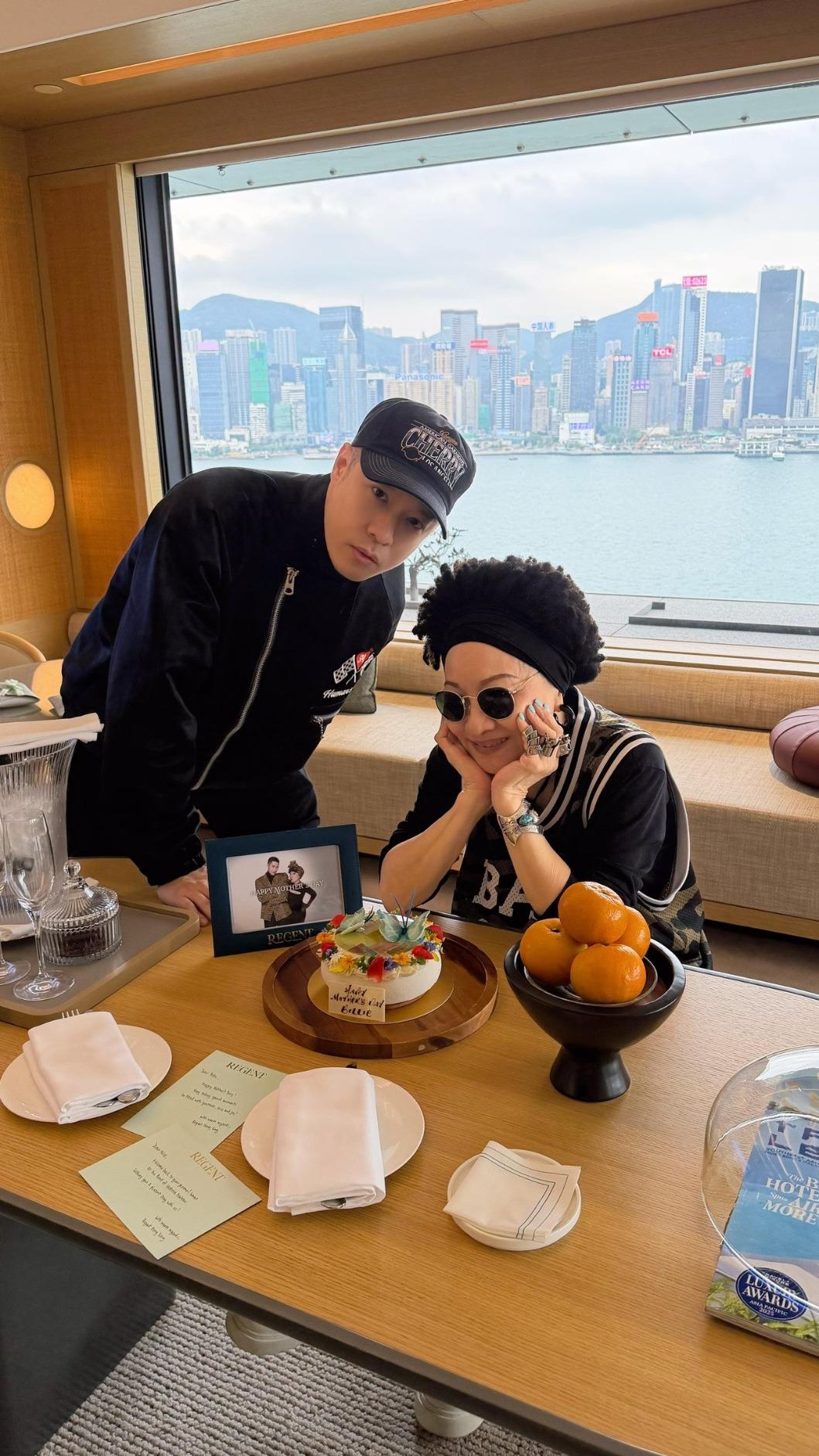 周湯豪提前慶祝母親節。(圖/環球音樂提供)
