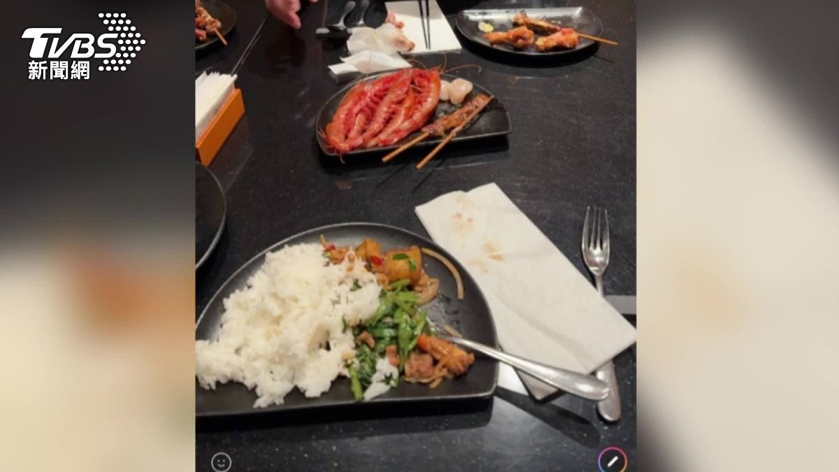 顧客表示香蕉煎餅、天使紅蝦以及黃咖哩丸子,口感都不太正常,特別軟爛。(圖/TVBS)