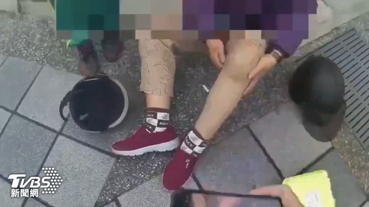 附近的導護人員先幫忙攙扶受傷嬤。（圖／TVBS）