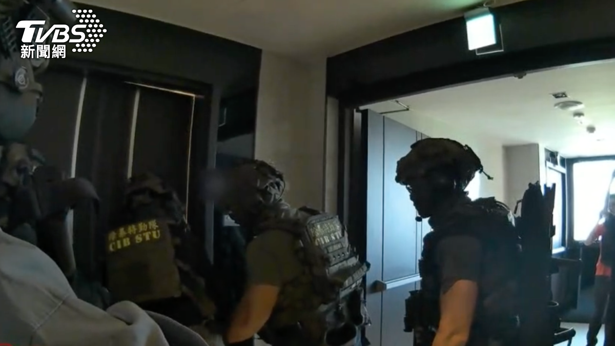 警方攻堅主嫌住處。(圖/TVBS)