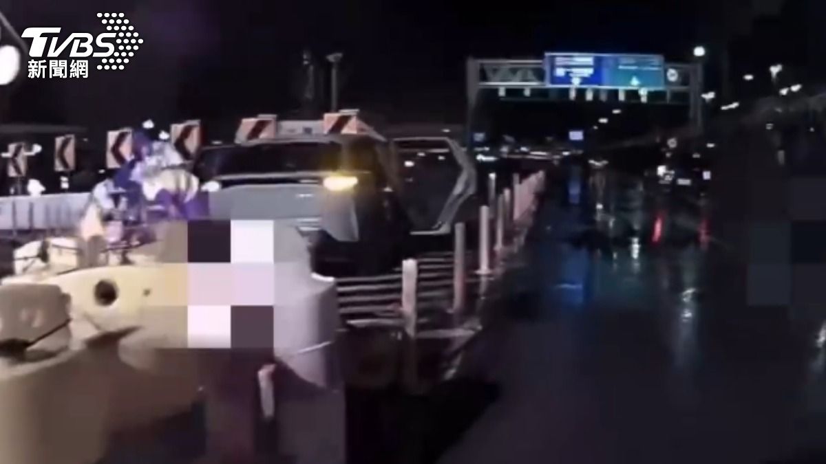 當時天雨路滑,租賃車自撞防撞桿釀嚴重車禍。(圖/TVBS)