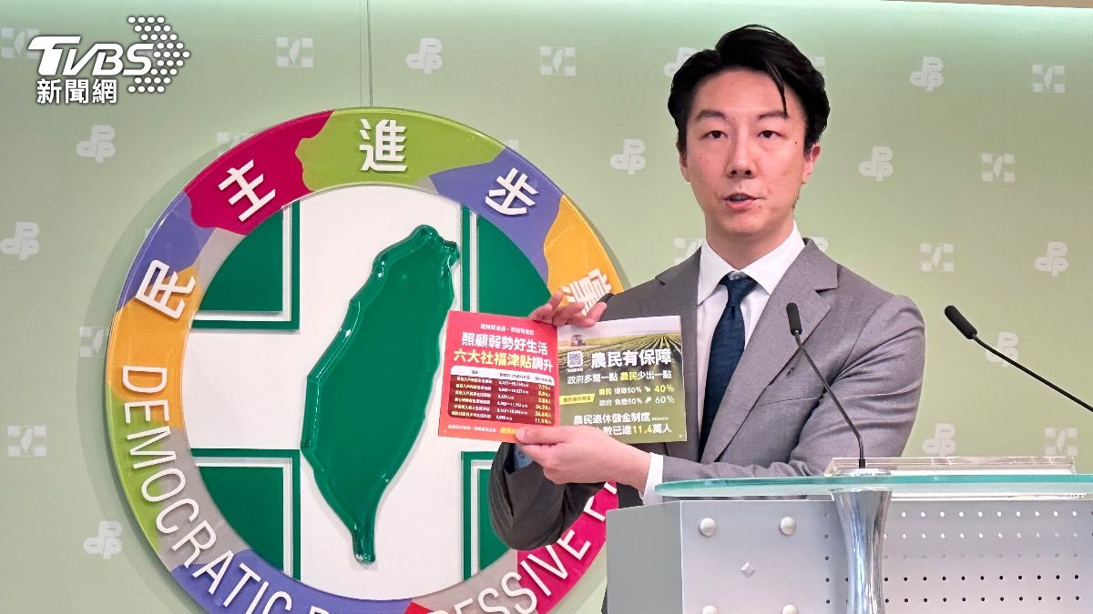 民進黨發言人吳崢秀出「台灣好生活」下鄉宣講的政策宣傳本。（圖／潘袁詩羽攝）